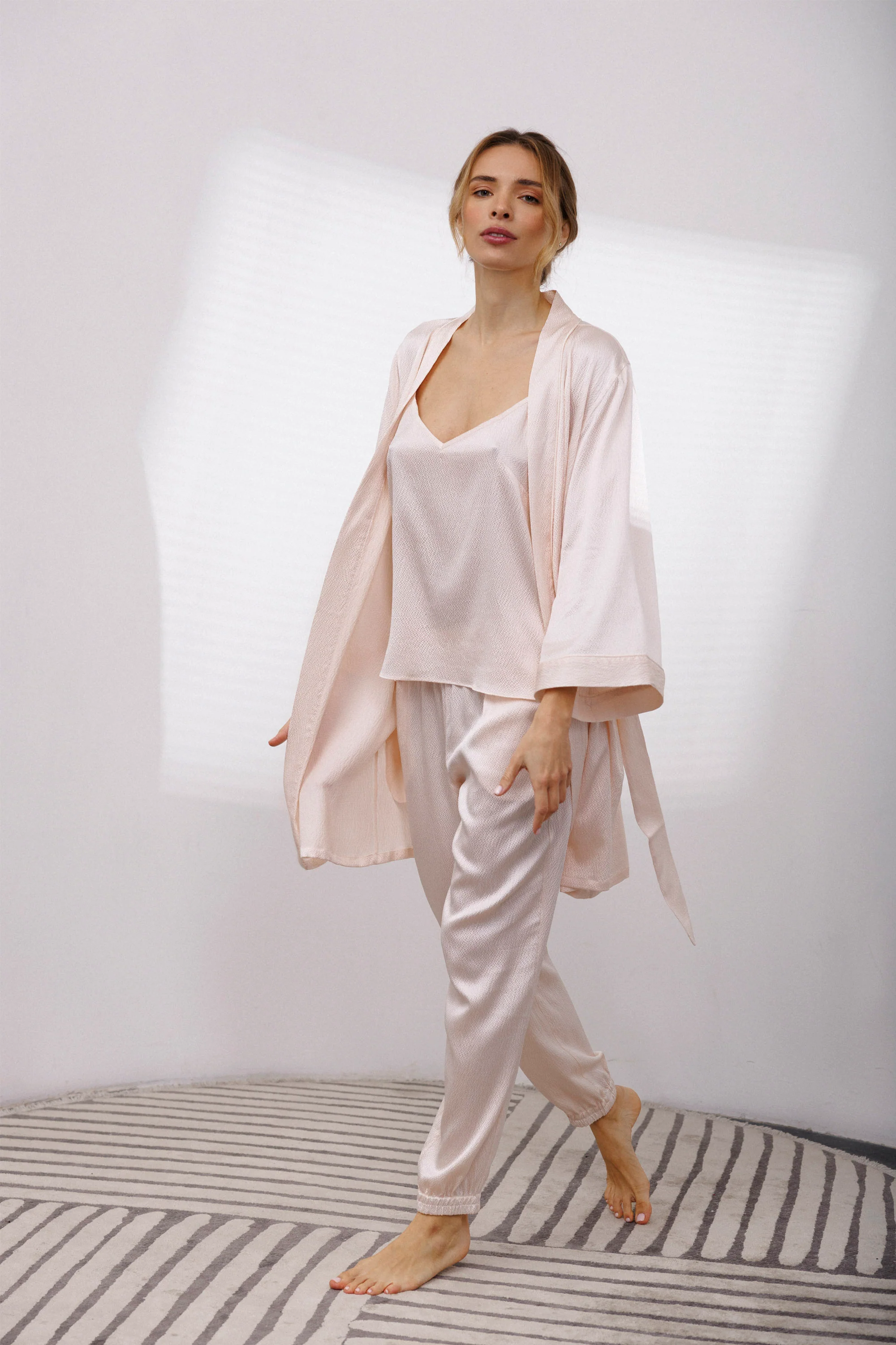Bubble Silk Short Robe in Powder